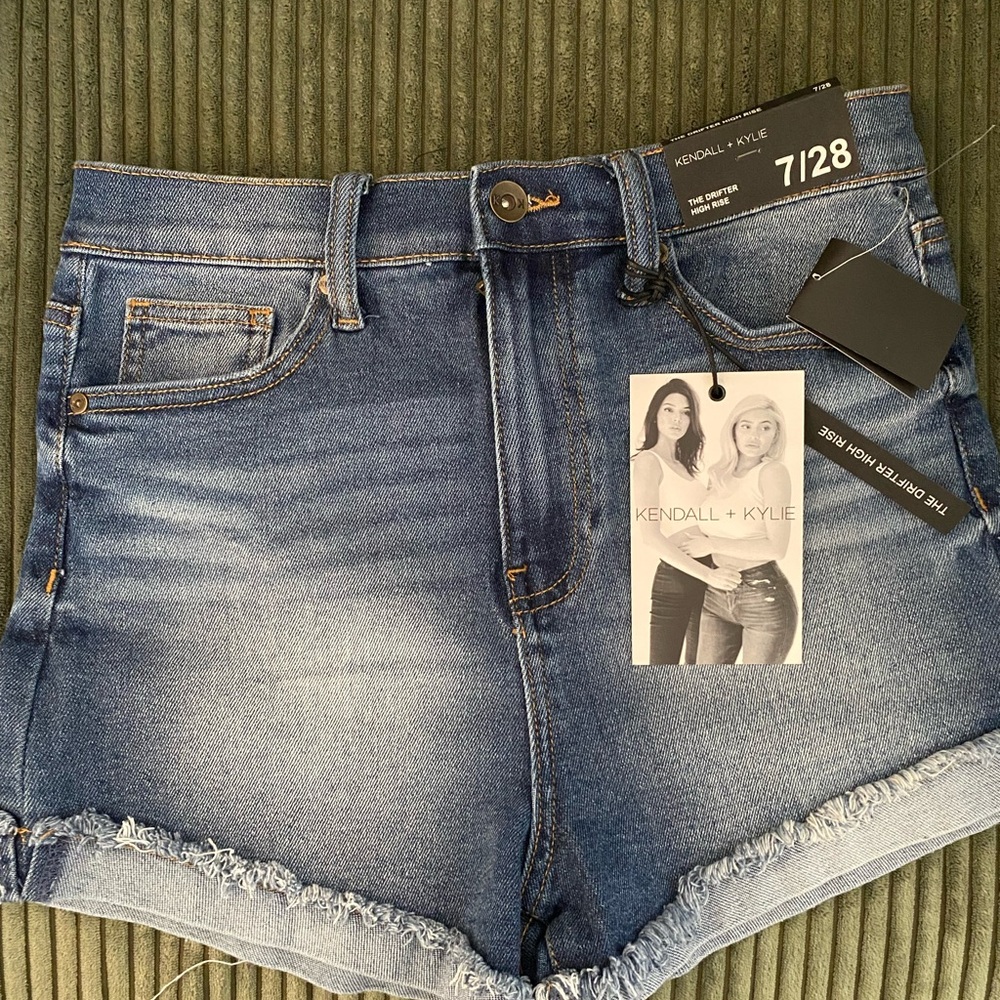 NWT. Kendall & Kylie The Drifter High Rise shorts. 7/28.